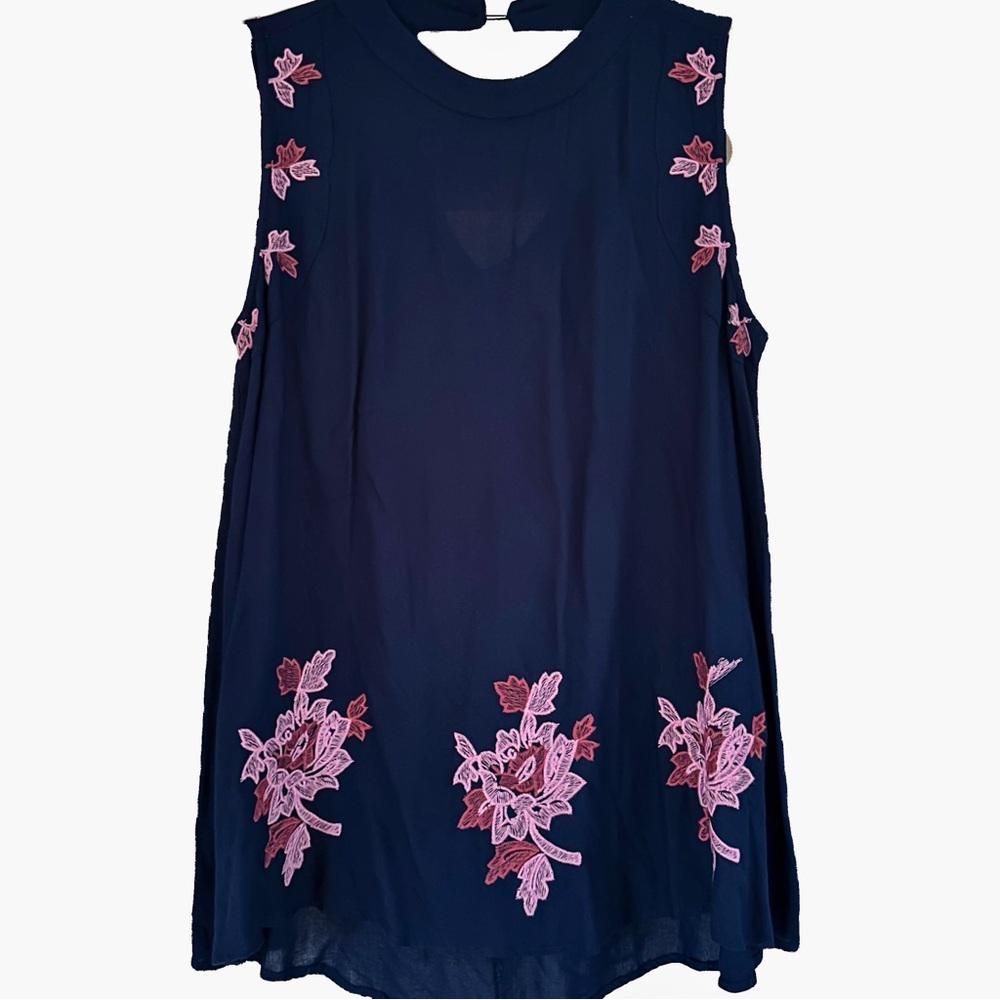 Japna Sleeveless Top w/ Embroidered Floral Design • NWT • Size Medium